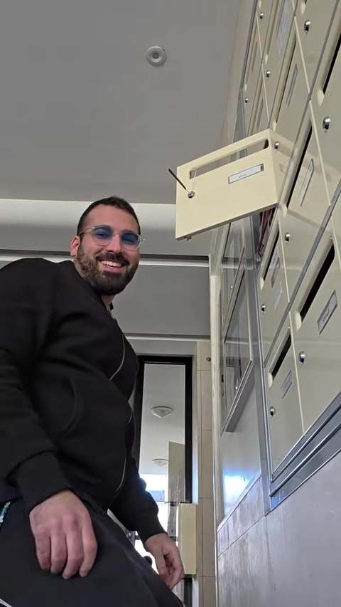 Eliaou devant une boîte aux lettres d'immeuble qu'il vient d'ouvrir par crochetage