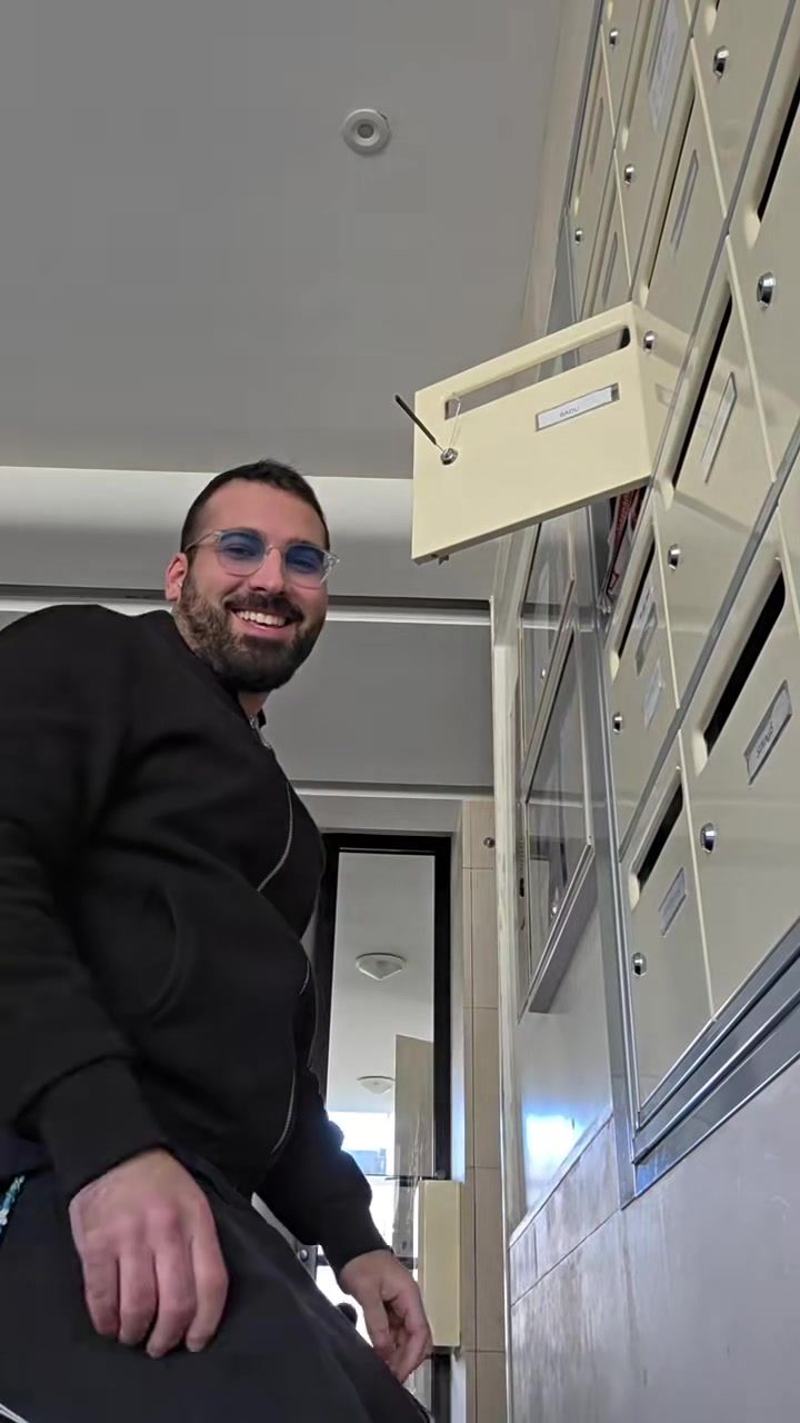Eliaou devant une boîte aux lettres d'immeuble qu'il vient d'ouvrir par crochetage