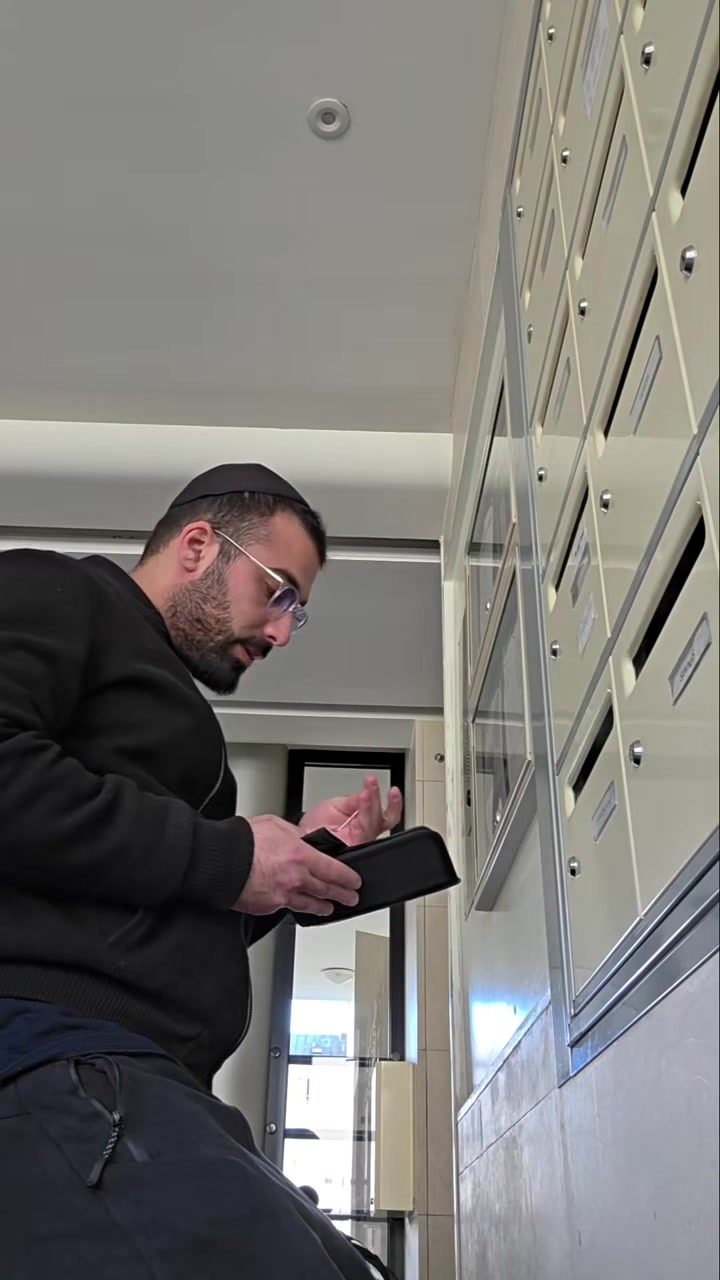 Eliaou prépare ses nouveaux outils de crochetage devant les boîtes aux lettres