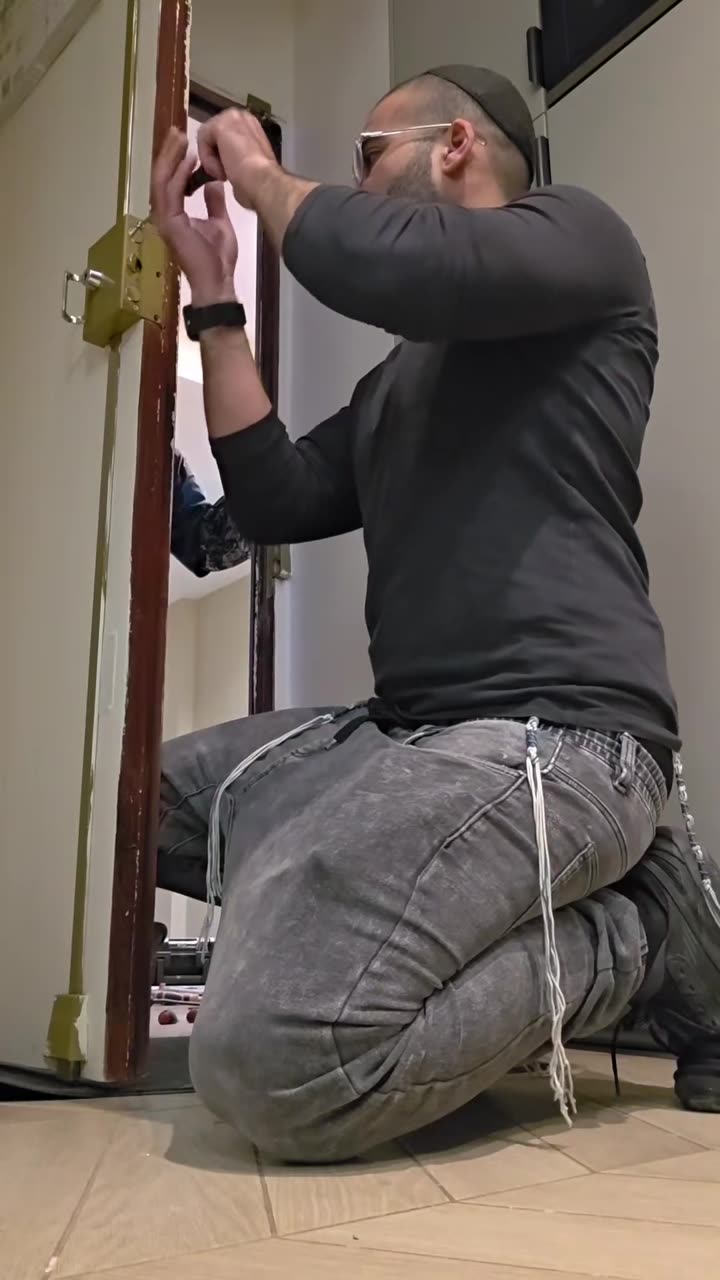 Eliaou pendant l'ouverture d'une porte équipée d'une serrure Picard, Paris 16e