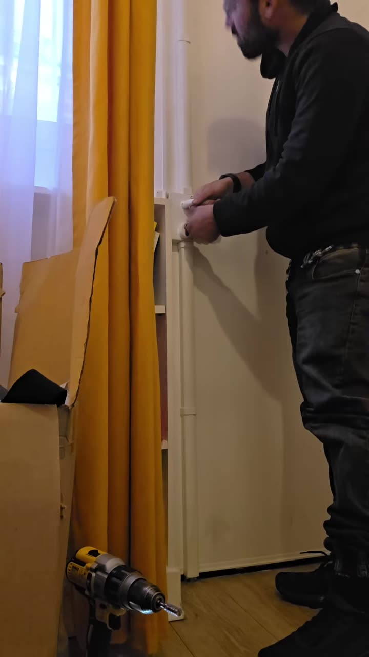 Eliaou règle la gâche d'une porte d'entrée en bois qui fermait mal, Paris 19e