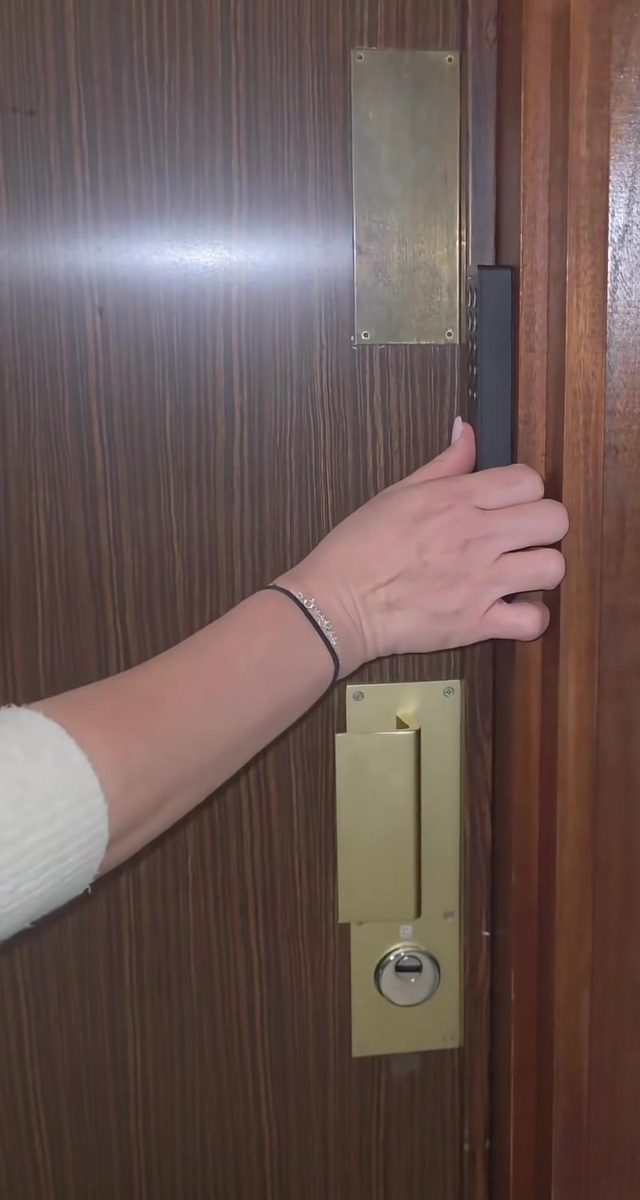 Le clavier Nuki à empreinte digitale, fixé à côté de la porte d'entrée