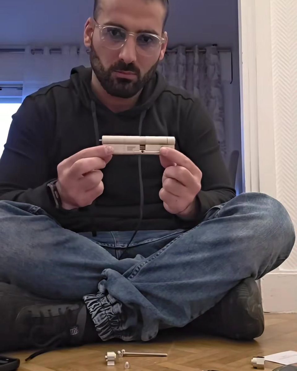 Eliaou prépare le cylindre de la serrure connectée Nuki avant la pose