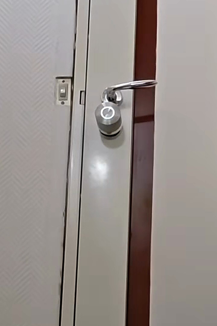 La serrure connectée Nuki Smart Lock Ultra posée côté intérieur, sous la poignée de la porte